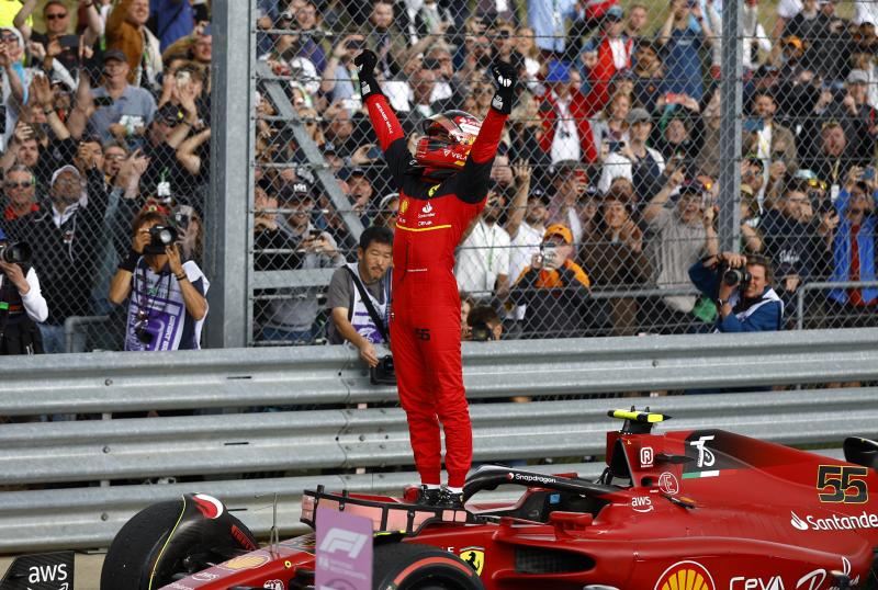 Carlos Sainz celebra su primera victoria en la Fórmula 1 subido sobre su Ferrari.