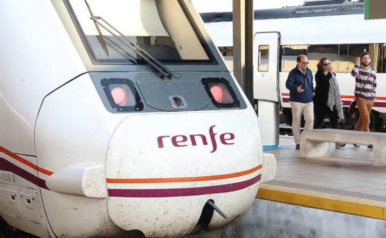 Tren estacioando en una estación extremeña. 