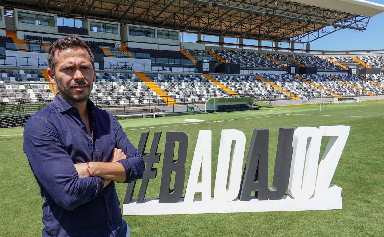 Leonardo Casanova, nuevo director general del Badajoz, en el Nuevo Vivero. 