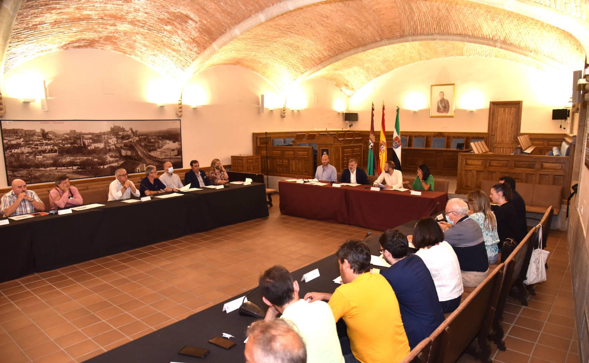 Reunión de colectivos sociales y empresariales en el Ayuntamiento por el tren. 