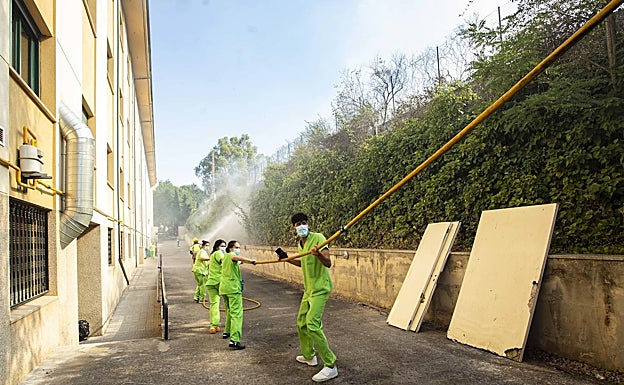 Trabajadores de la residencia Ciudad Jardín del Parque del Príncipe han colaborado con los bomberos.