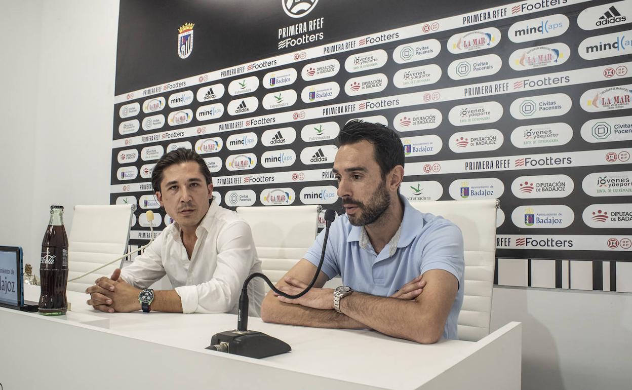 Patricio Arana y Guzmán Casaseca en la presentación de la nueva dirección deportiva del Badajoz. 