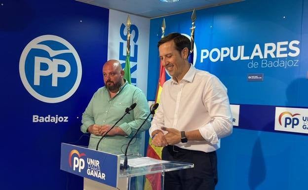 El primer teniente de alcalde, Antonio Cavacasillas, en primer término seguido del presidente provincial del PP, Manuel Naharro. 