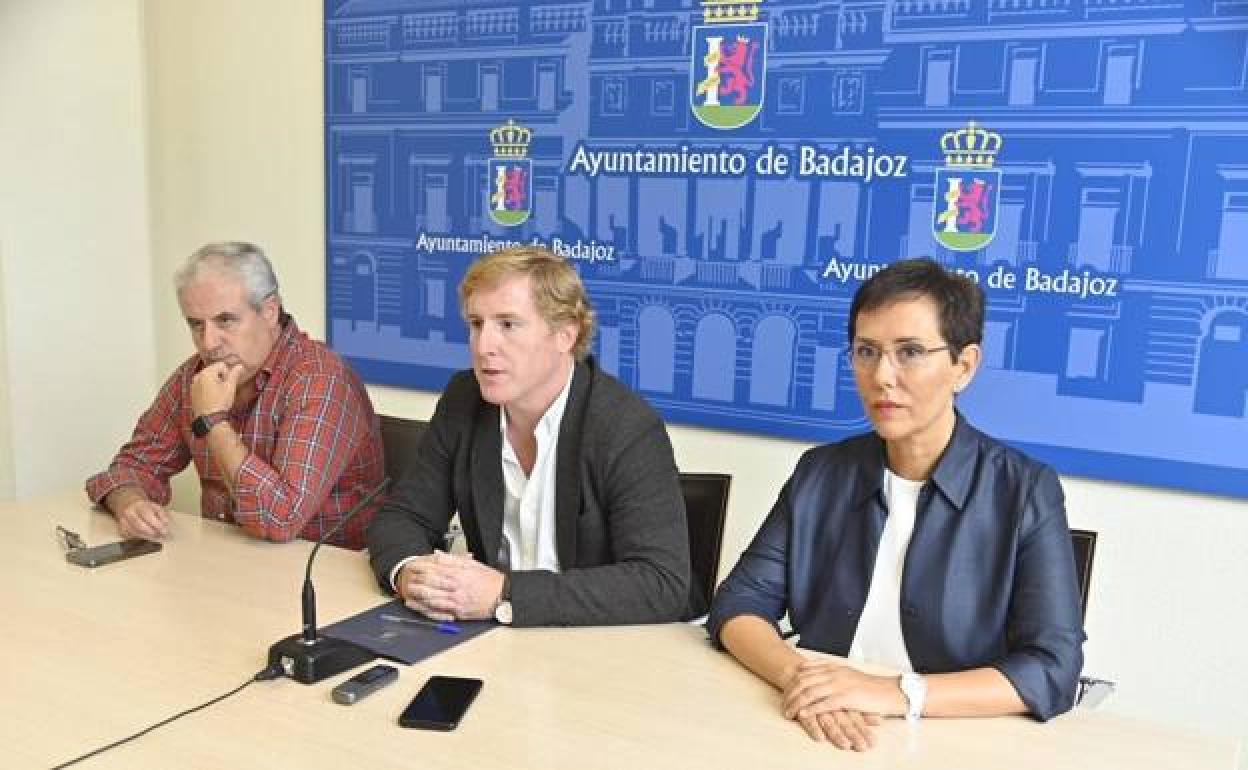 El presidente de Aspolobba, Manuel Manzano, con Ignacio Gragera y la concejala del PP María José Solana el día que presentaron el acuerdo para la subida salarial. 