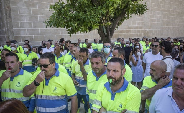 Trabajadores municipales concentrados este jueves para pedir un aumento como el de la Policía Local. 