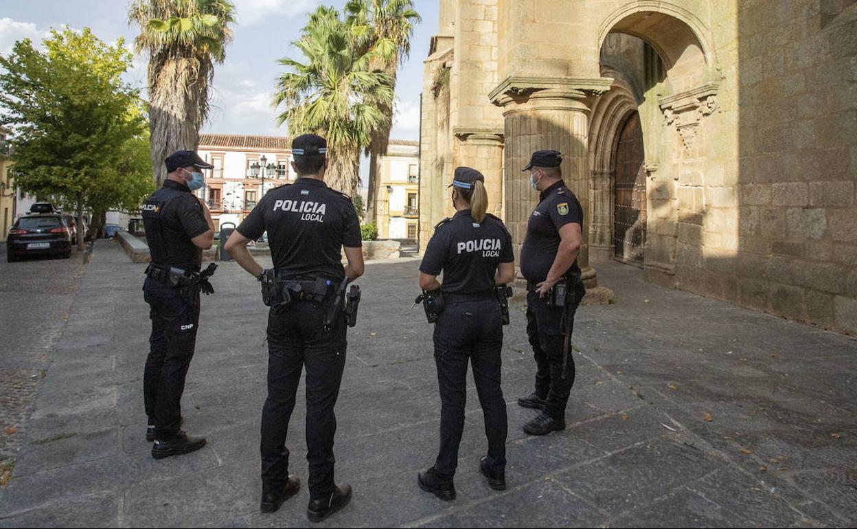 Agentes de la Policía Local durante un servicio en la Plaza de Santiago. 