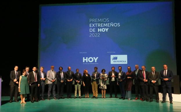 Los nuevos Extremeños de HOY posaron con los periodistas que les presentaron, las autoridades que acudieron a la gala y la dirección de HOY. 