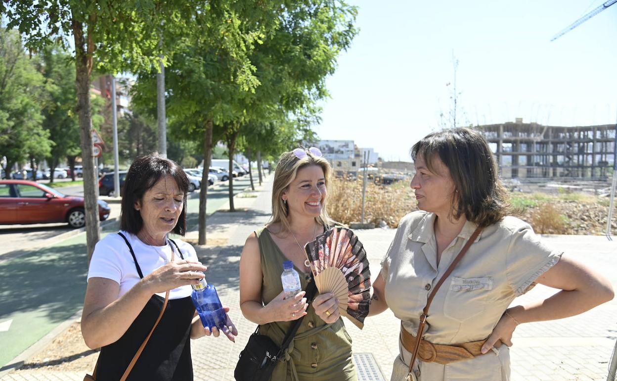 Tres pacenses, con agua y abanico, para sofocar el calor en Badajoz. 