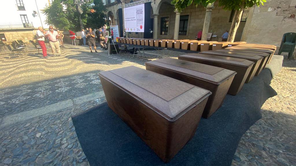 La Plaza de la Constitución ha acogido los actos previos a la inhumación.