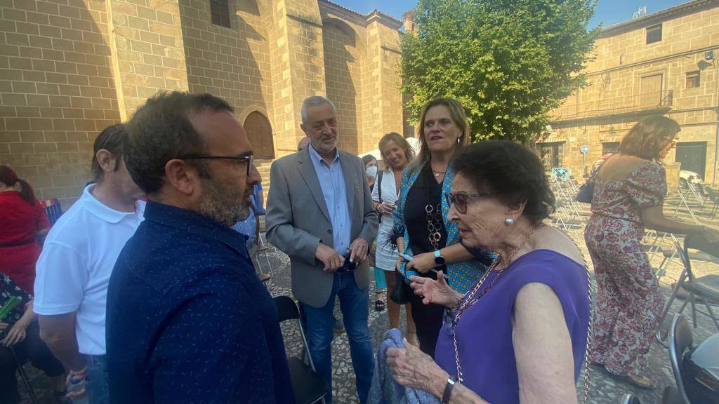 Conchita Viera junto a Miguel Ángel Morales, Carlos Carlos y Yolanda García Seco