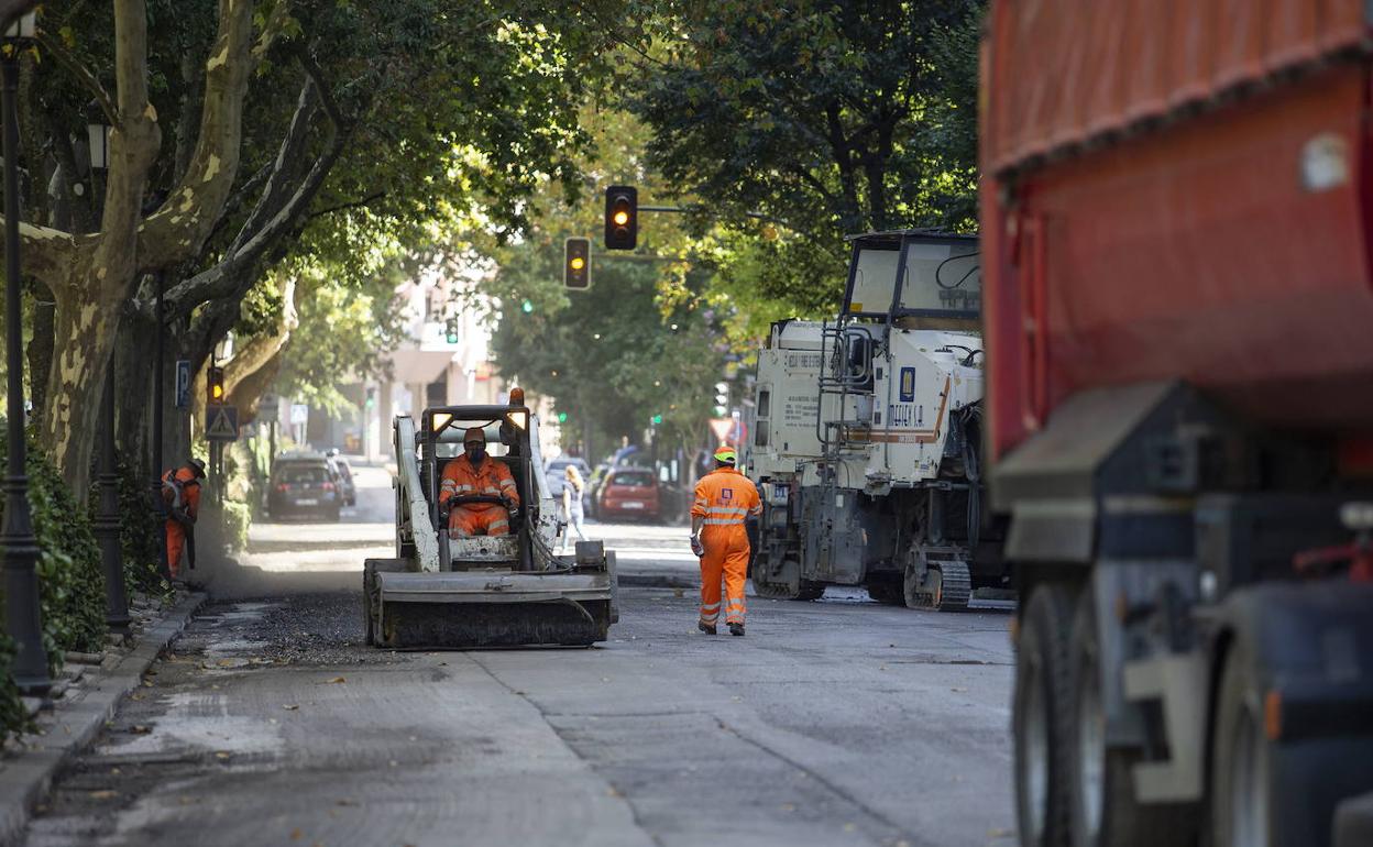 Trabajos de asfaltado en la avenida de España en una imagen de archivo. 