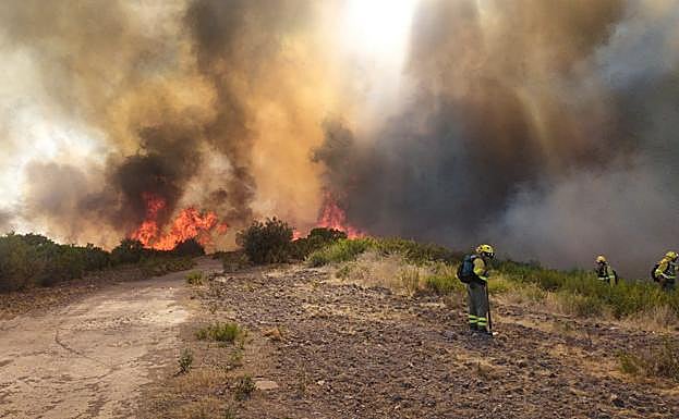 Efectivos de la BRIF Pinofranqueado cerca de las llamas.