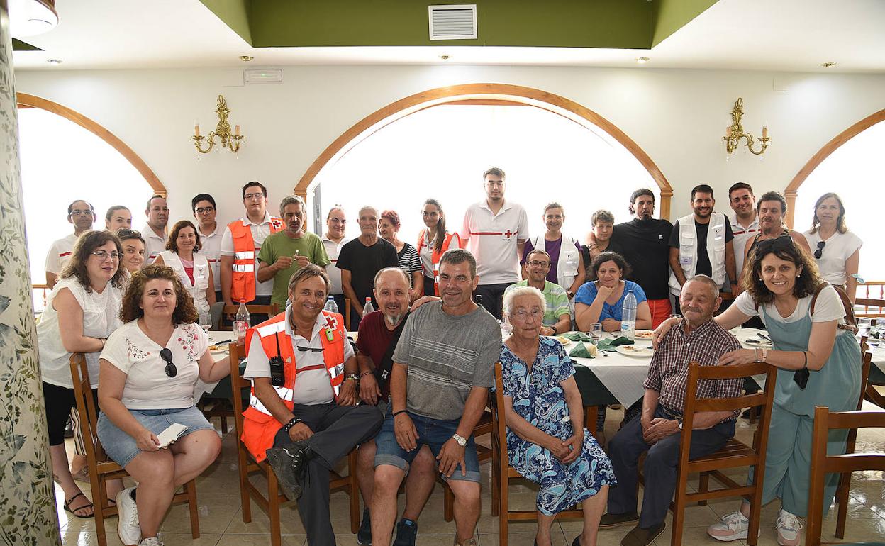Vecinos evacuados de Las Hurdes y alojados en Montehermoso durante una comida este martes. 
