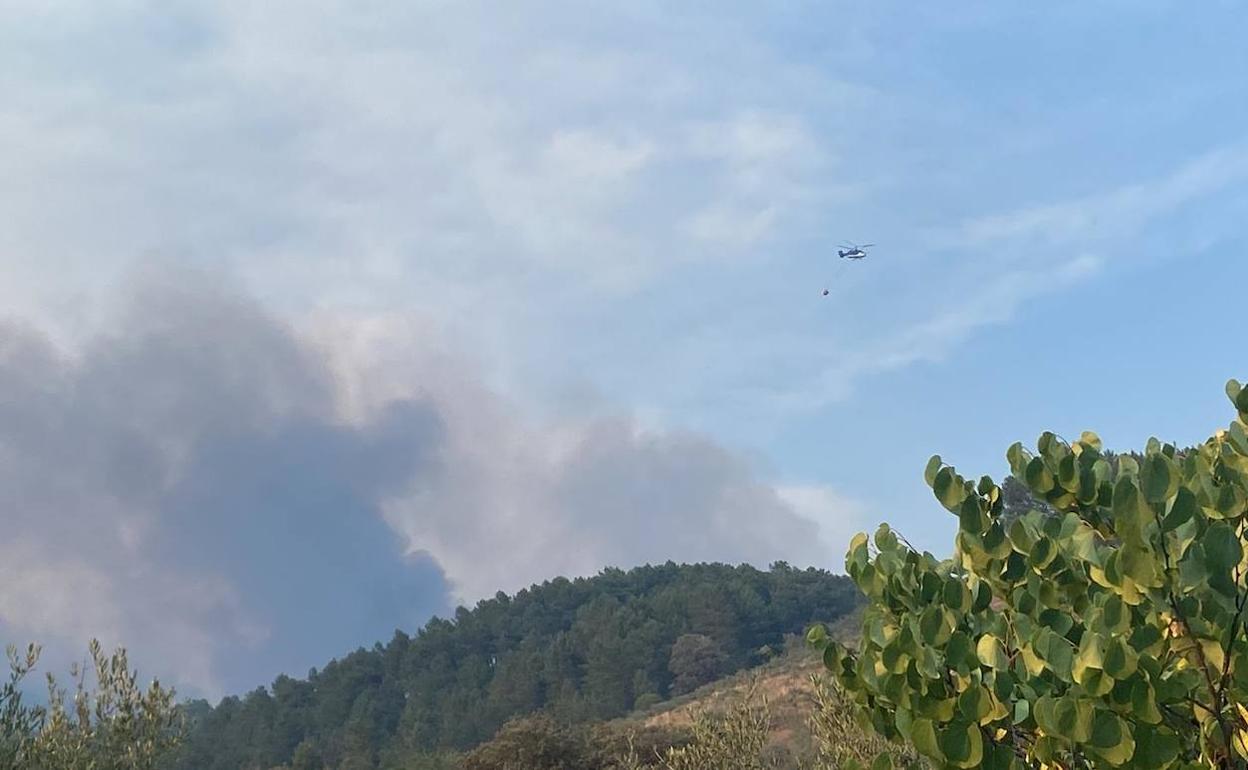 Labores de extinción desde un helicóptero. 