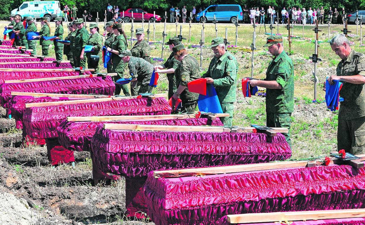 Funeral por soldados prorrusos de la autoproclamada república de Luhansk, ya totalmente ocupada por las tropas del Kremlin