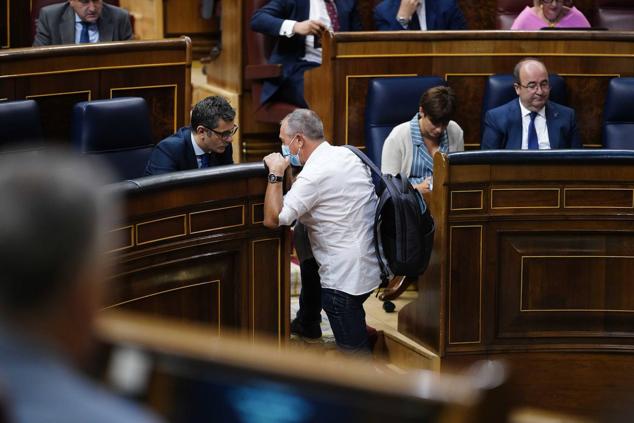 Joan Baldoví Roda, portavoz de Compromís, habla con Félix Bolaños, ministro de Presidencia