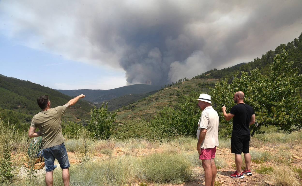 Vecinos de Las Hurdes observan el fuego por encima del valle de Casares. 