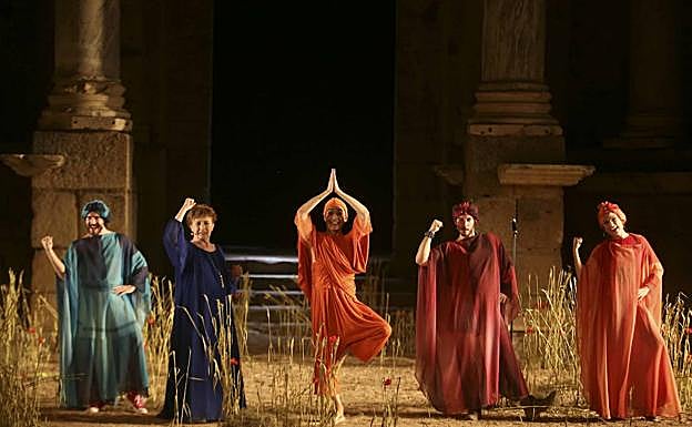 Imagen. Ángel Ruiz, en el centro, junto al resto de actores de la obra. Falta Jesús Castejón