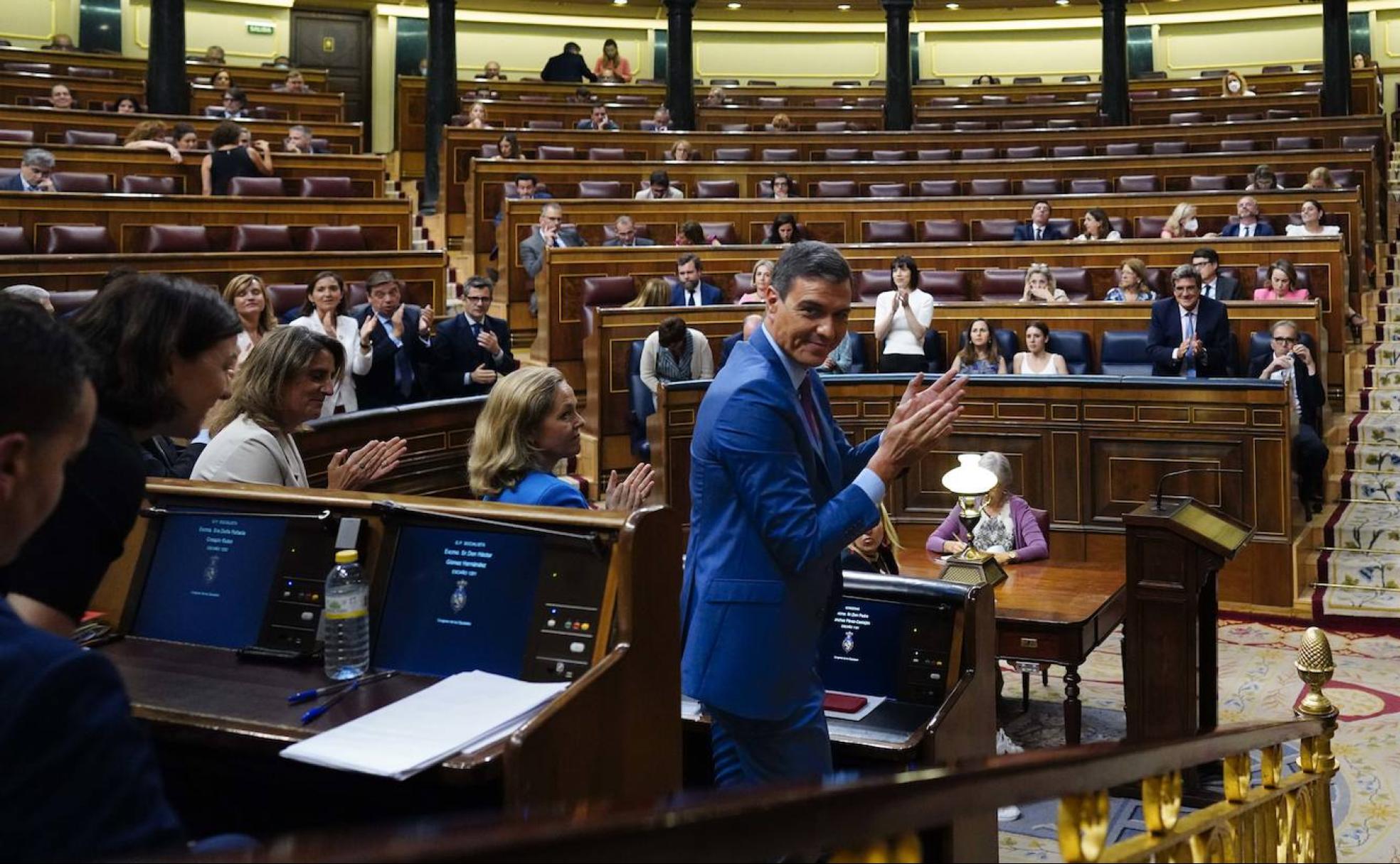 Los miembros socialistas del Gobierno aplauden a Sánchez al finalizar el debate. 