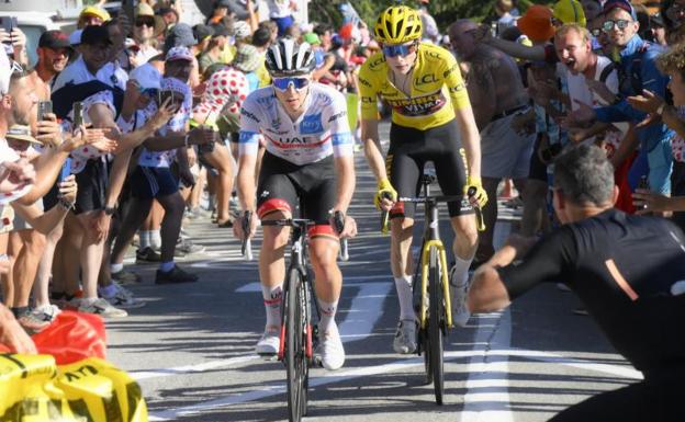 Tadej Pogacar y Jonas Vingegaard, en plena ascensión a Alpe d'Huez. 