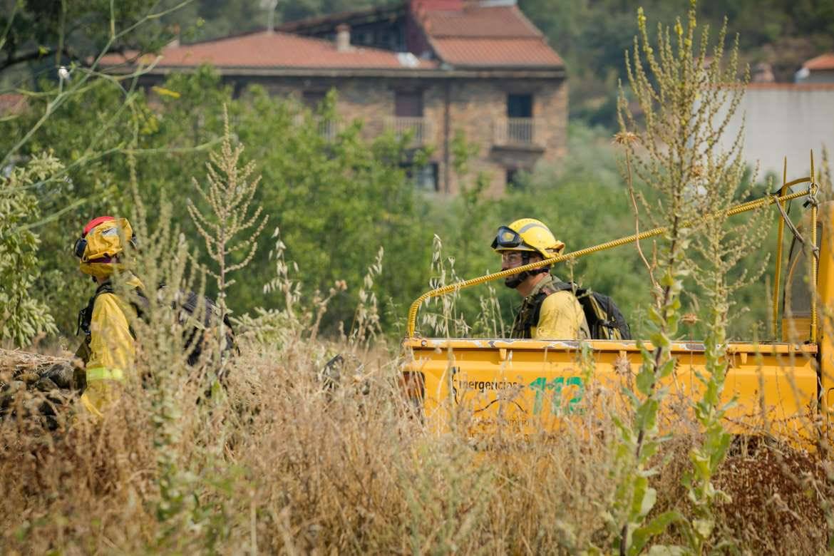 Imagénes de los equipos de extinción de incendios este viernes en la zona de Las Hurdes