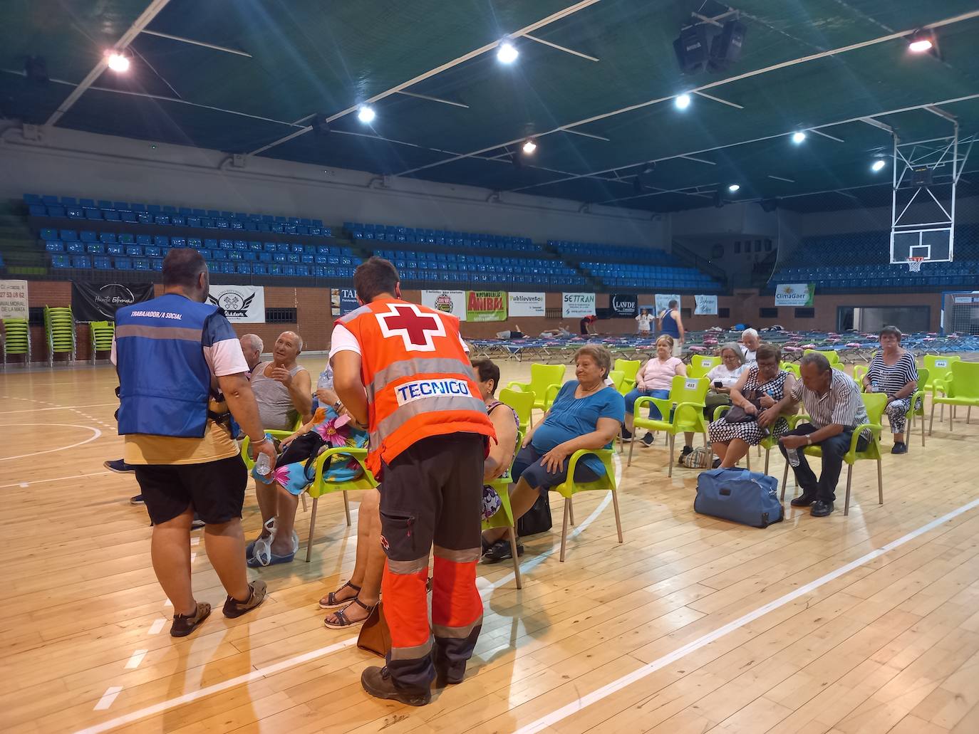 Evacuados de Romangordo e Higuera de Albalat en el pabellón de Navalmoral de la Mata