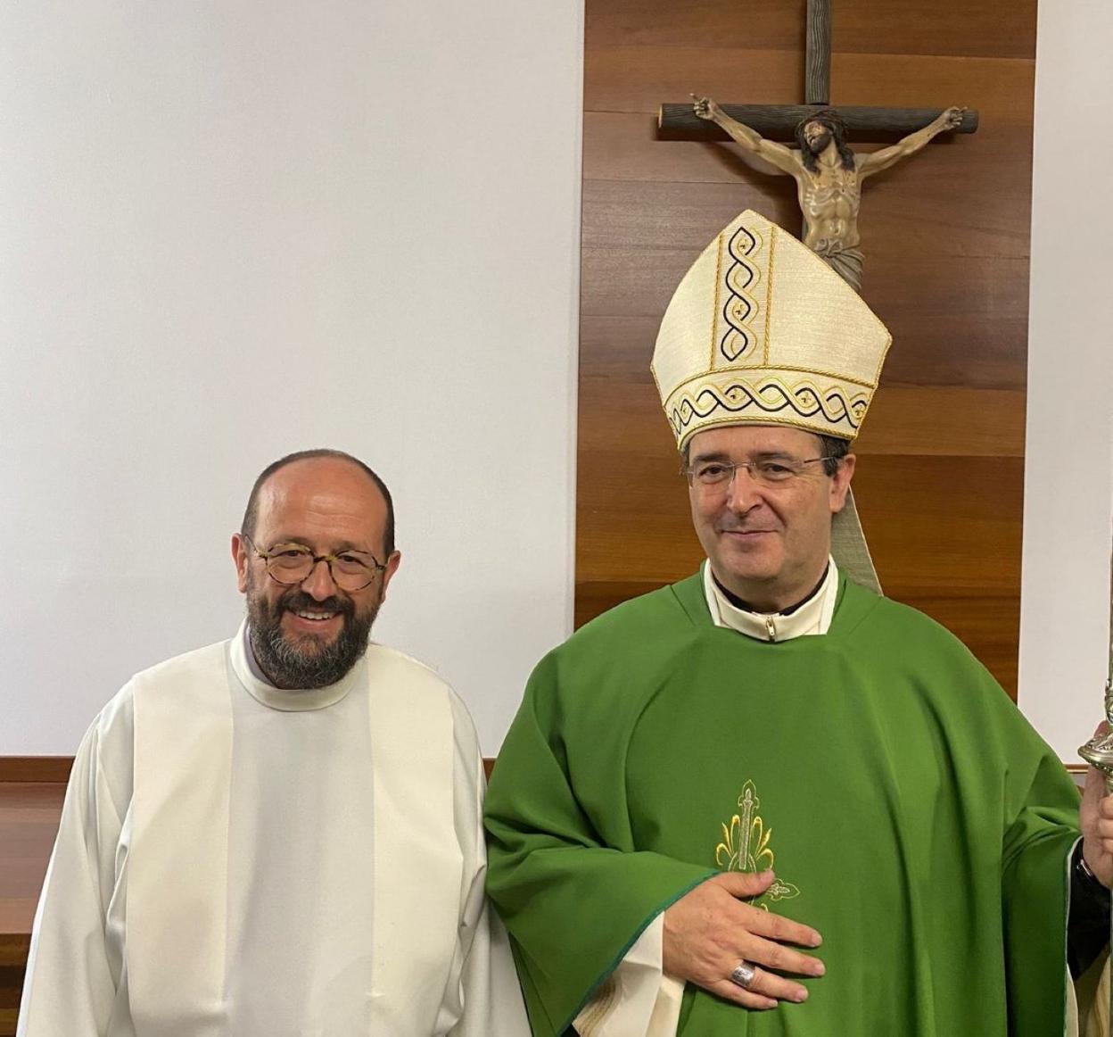 El obispo Jesús Pulido y el candidato a Diaconado Jesús Rodríguez 