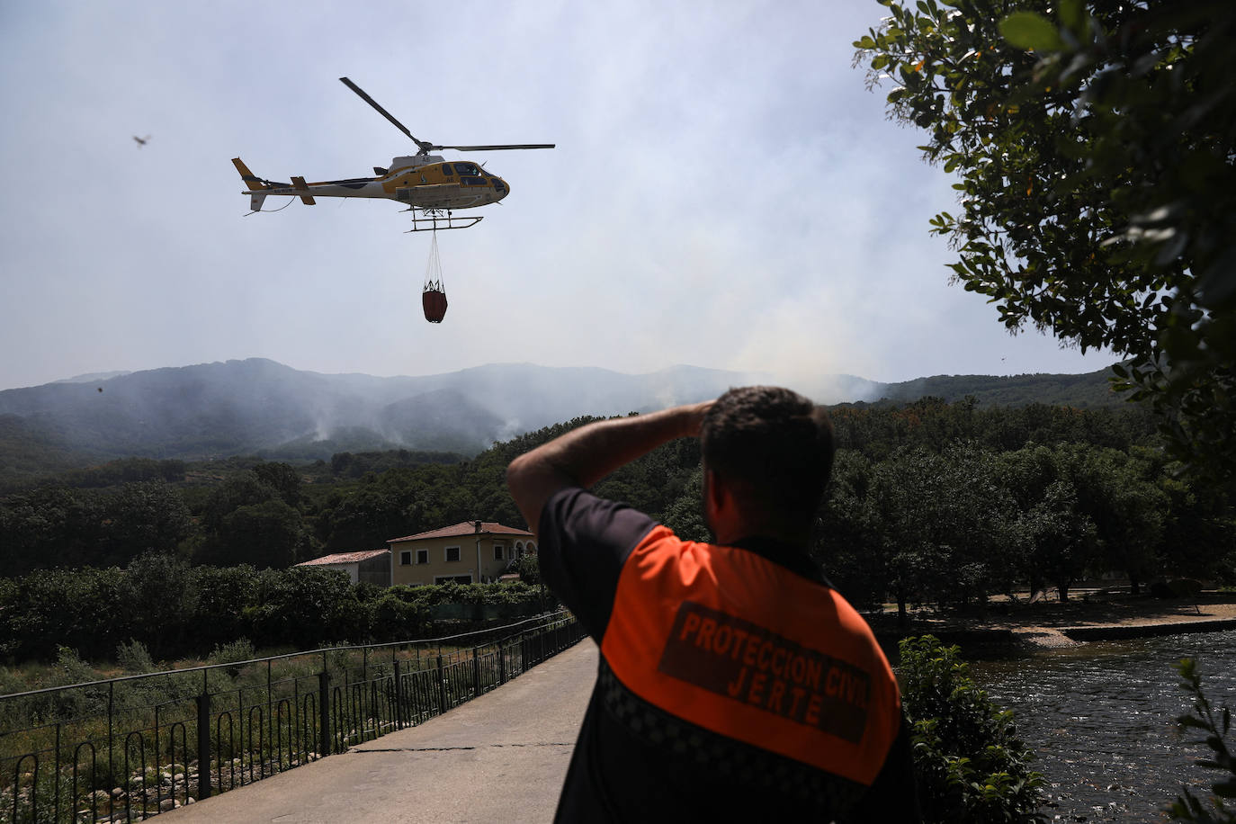 Fotos: Las imágenes del incendio en el Jerte este domingo