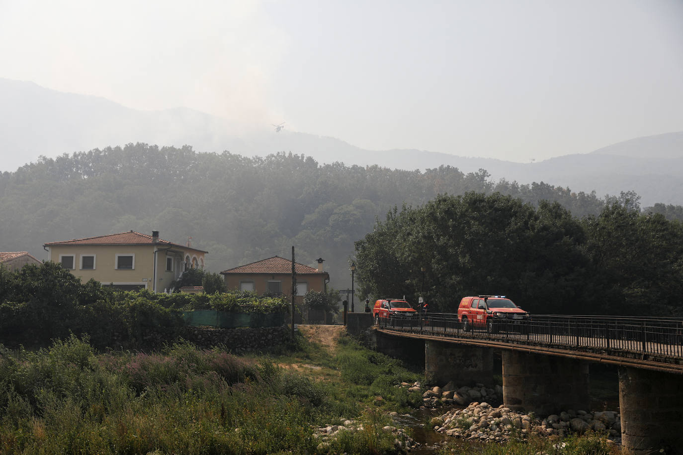 Fotos: Las imágenes del incendio en el Jerte este domingo