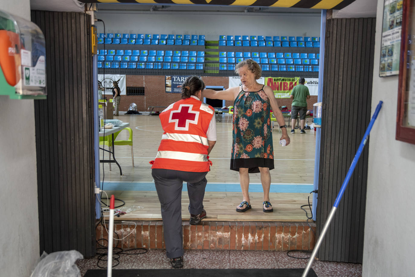 Vecinos de Romangordo e Higuera de Albalá han pasado la noche en el pabellón de Navalmoral de la Mata.