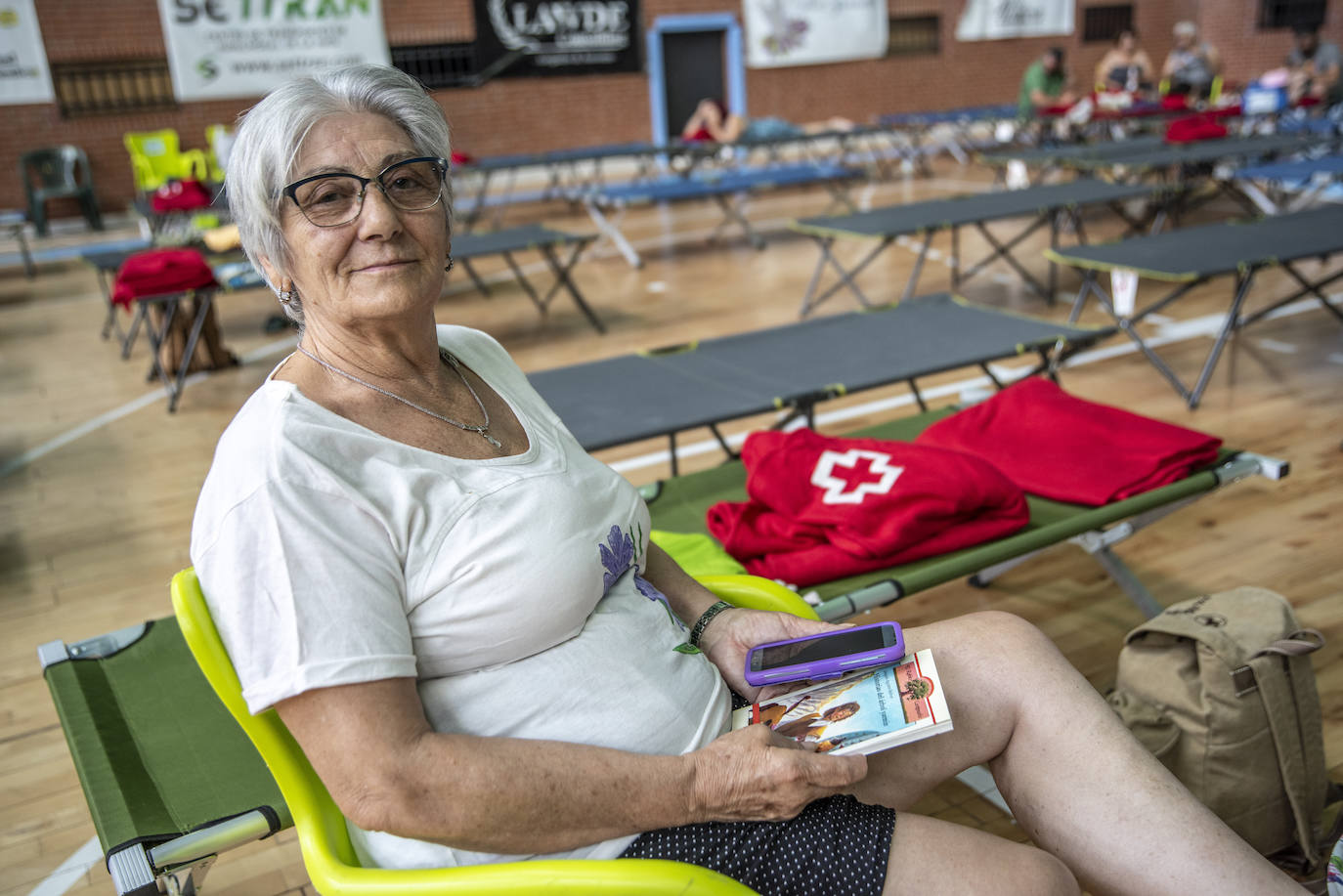 Vecinos de Romangordo e Higuera de Albalá han pasado la noche en el pabellón de Navalmoral de la Mata.