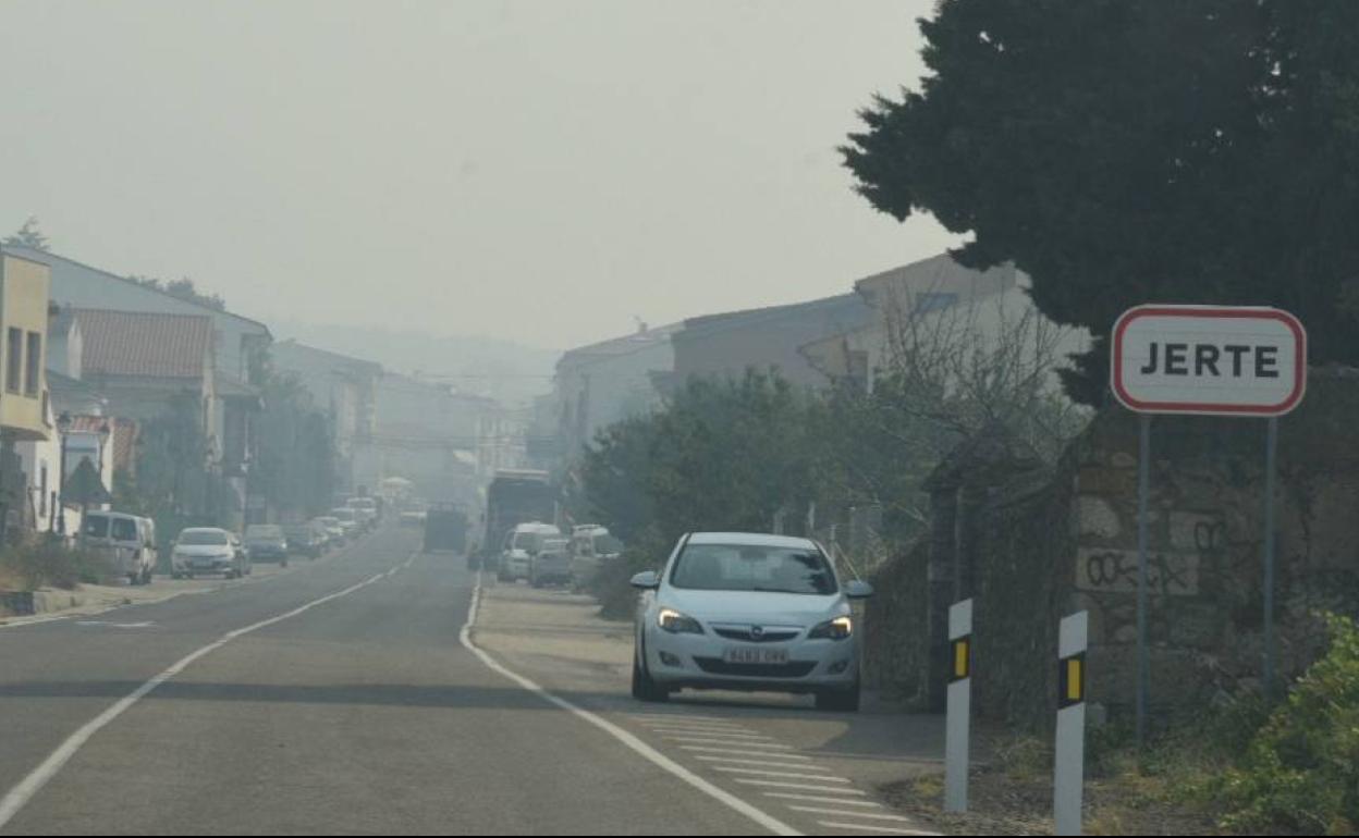 Humo del incendio en la entrada de Jerte . 