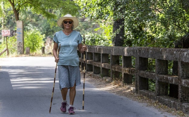 María Felisa Buezas camina en las proximidades del pueblo y de la Garganta de los Infiernos.