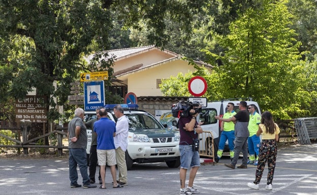 La Guardia Civil corta el paso junto al centro de interpretación de la reserva natural de la Garganta de los Infiernos.