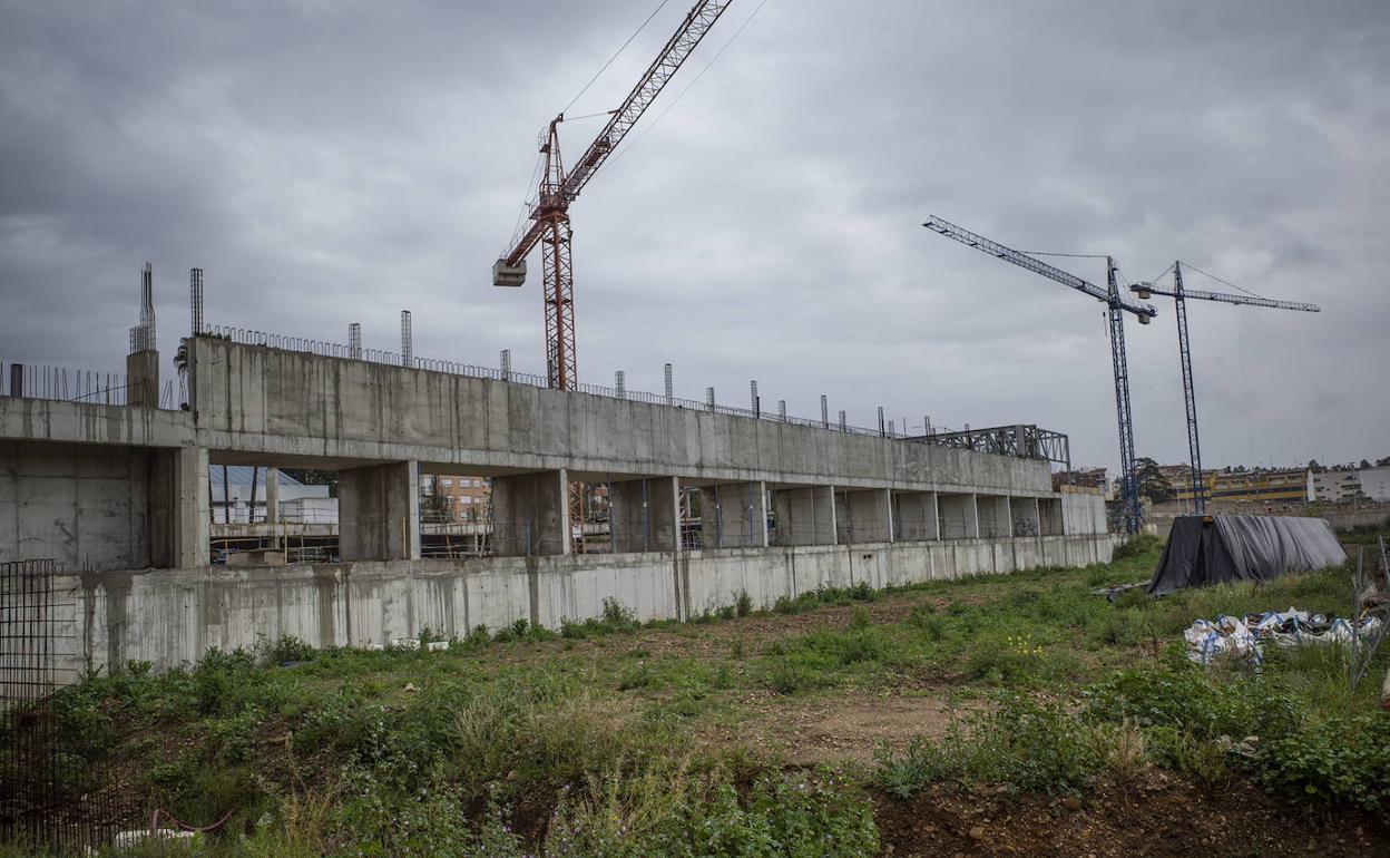 La obra de la piscina de la margen derecha está parada. 