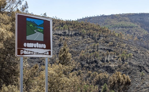 La CC-158 está catalogada como carretera paisajística, como indica el cartel con las letras derretidas por el fuego. 