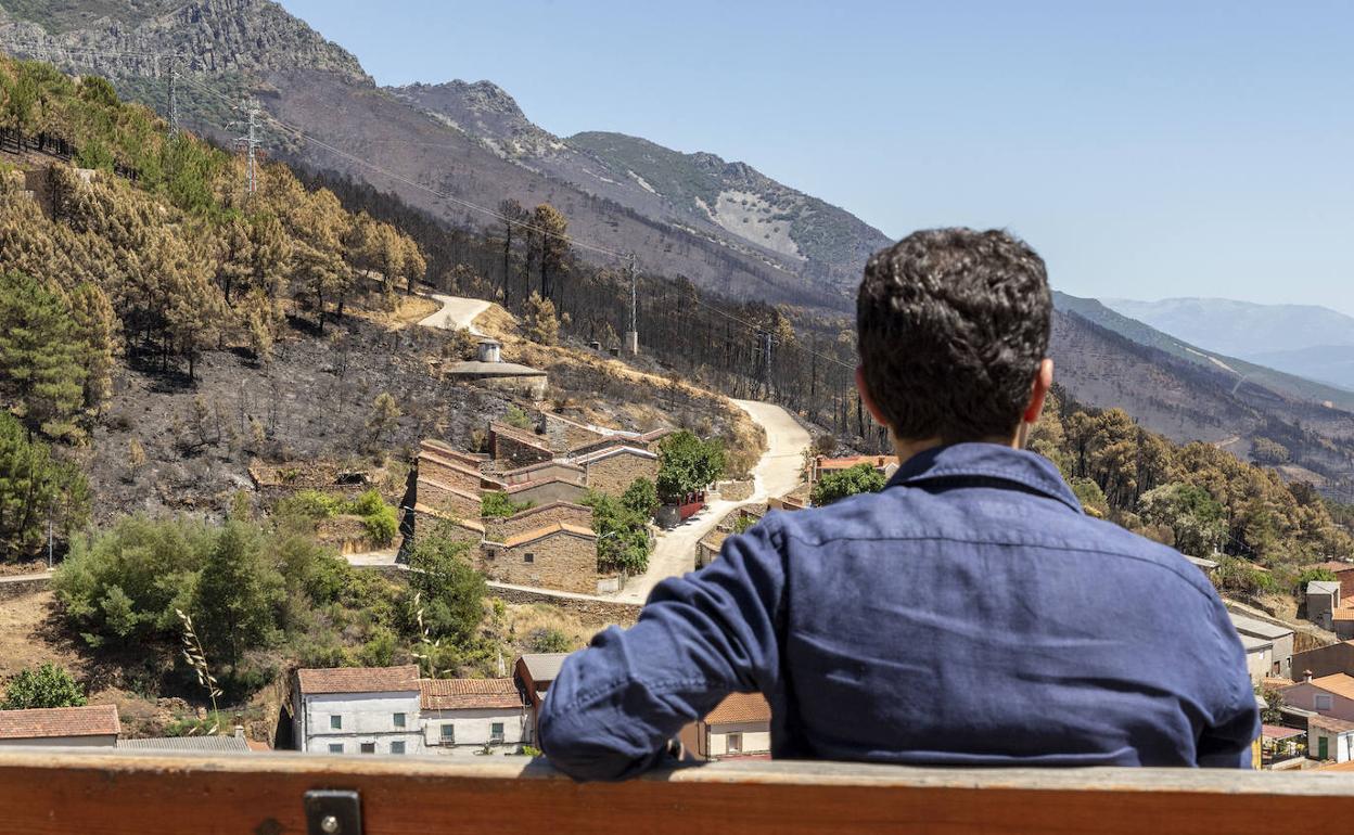 Vista ayer del valle del río Ladrillar arrasado por las llamas. 