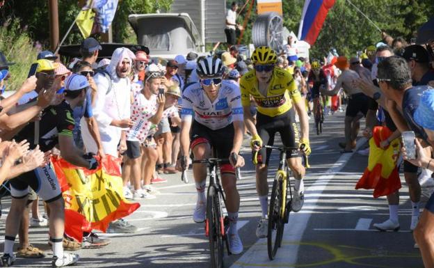 Tadej Pogacar, por delante de Jonas Vingegaard en la subida a Alpe d'Huez.