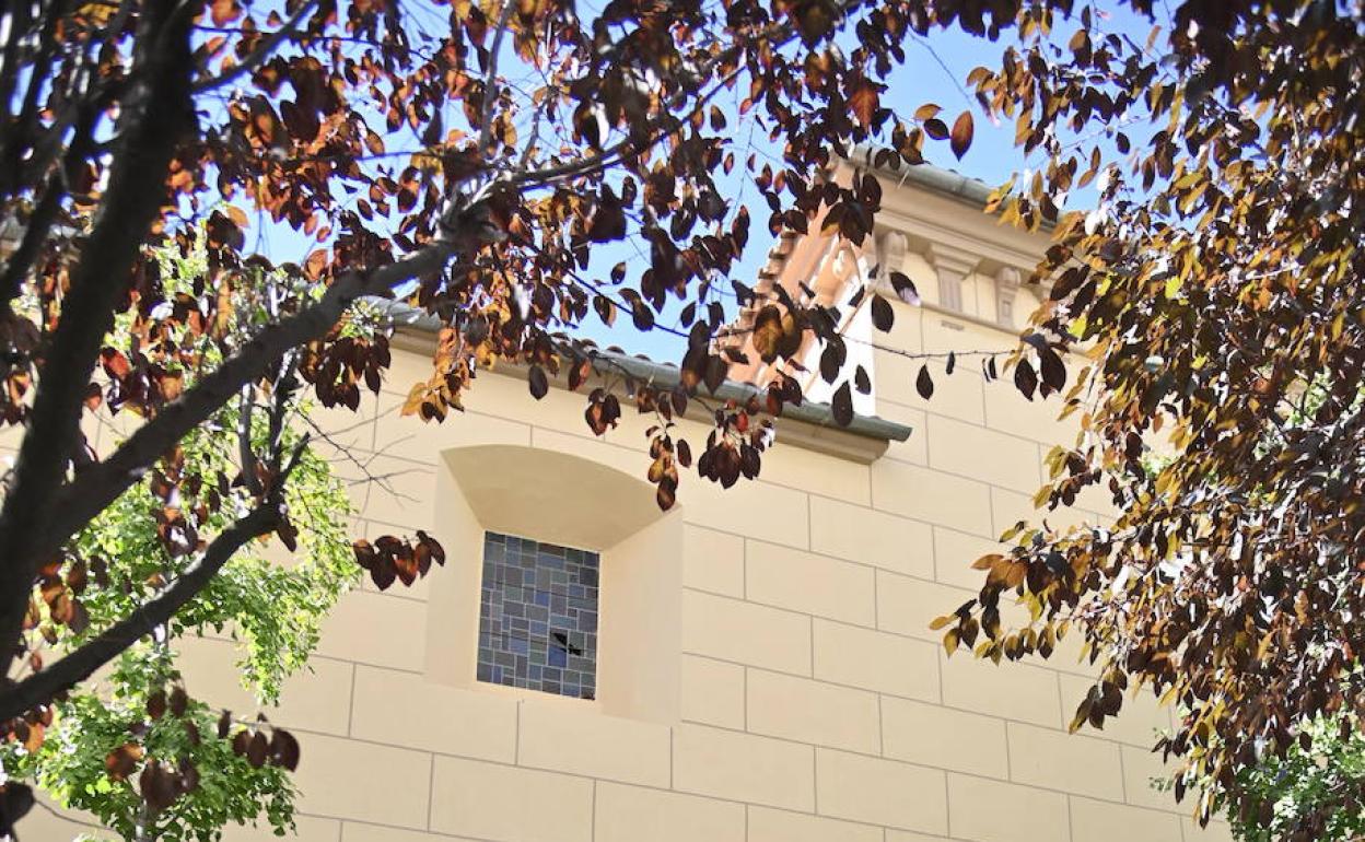 Vidriera rota en el convento de Las Descalzas de Badajoz. 