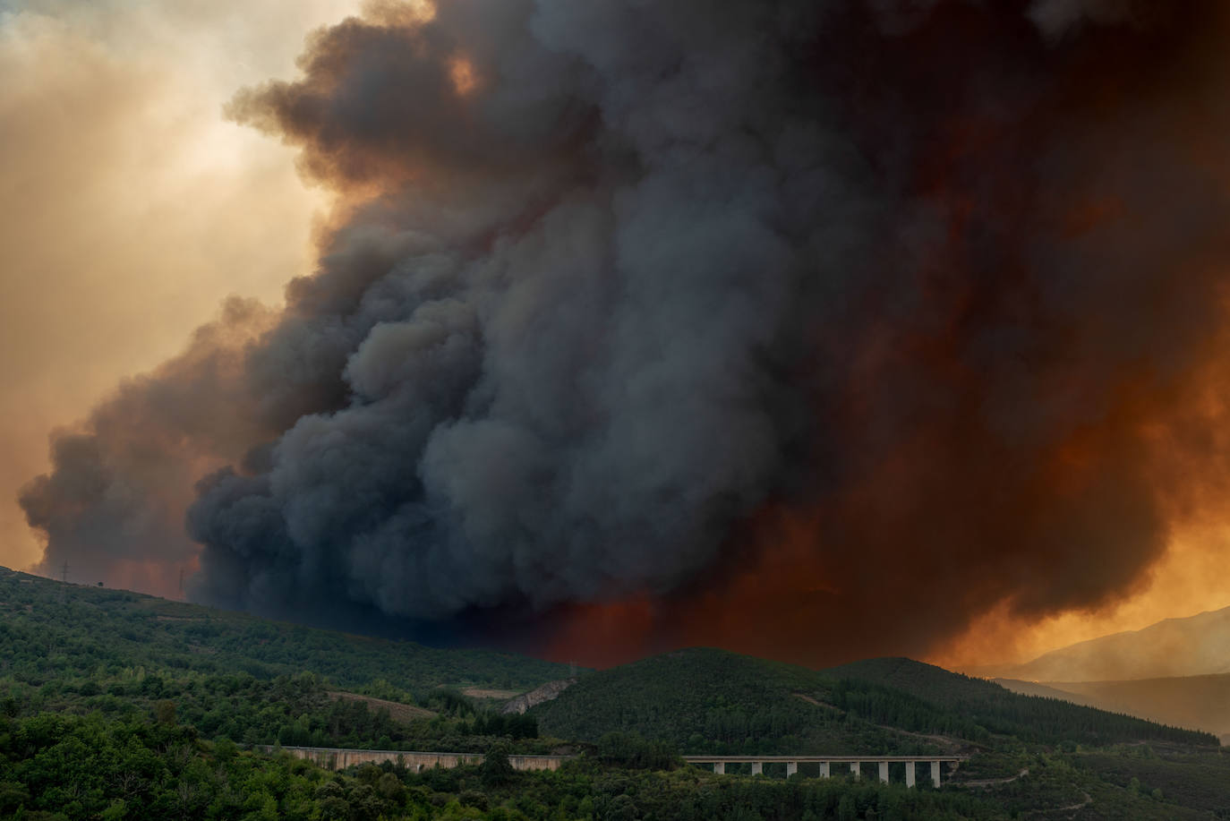 Vista del humo del incendio forestal de O Barco de Valdeorras