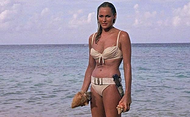 Ursula Andress, con su icónica salida del agua enfundada en un bikini blanco en Agente 007 contra el Dr. No' (1962), animó a muchas mujeres a ponerse esta prenda.