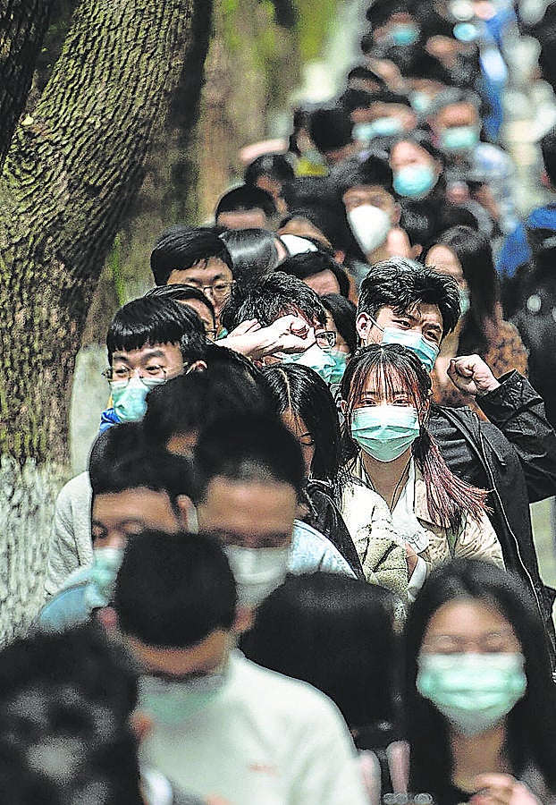 Wuhan. Universitarios chinos, en la cola de la vacunación.