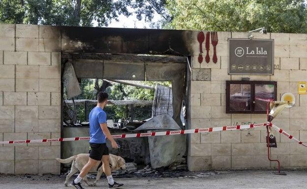 Kiosco del restaurante en el que se ha robado y donde ha comenzado el fuego. 