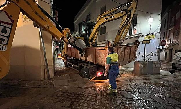 Un operario en la zona del suceso.