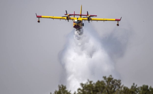 Un hidroavión pilotado por el Ejército del Aire descarga agua en el incendio de Las Hurdes y Castilla León.