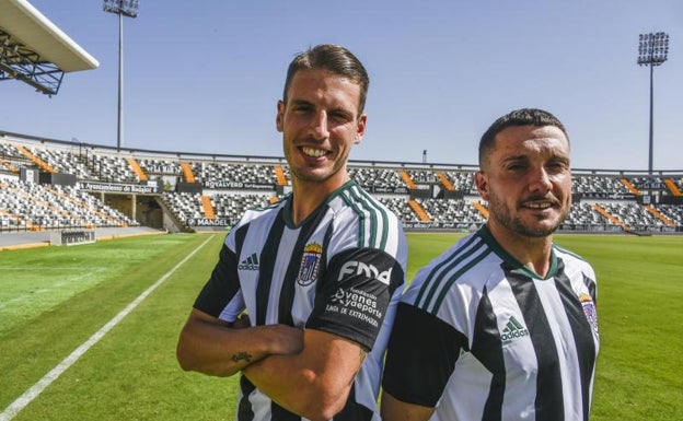 Carlos Calderón (izda.) y David Soto, nuevos futbolistas del Badajoz. 