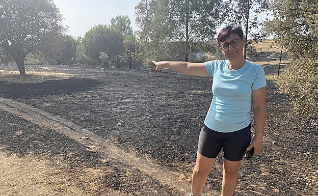 Remedios López señala la parte de su parcela quemada por las llamas. 