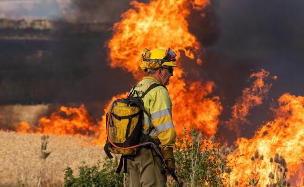 Un bombero observa las llamas del incendio declarado este domingo en Quintanilla del Coco. 