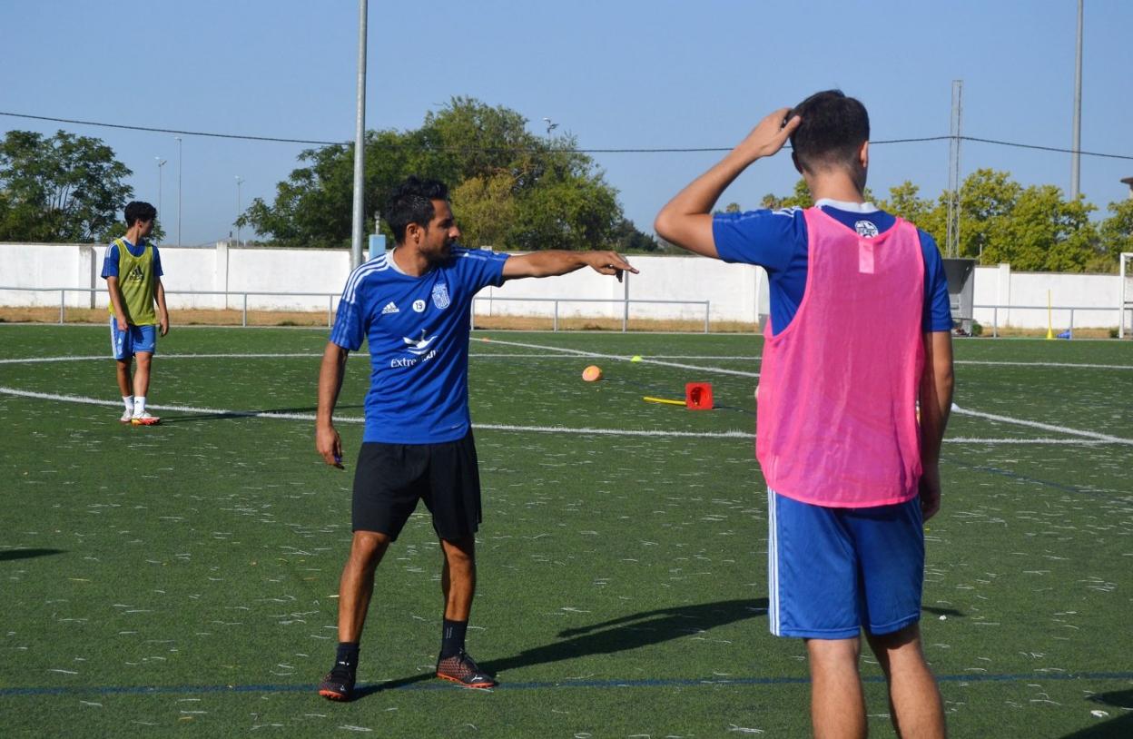 Tete da indicaciones a sus jugadores en el entrenamiento. 