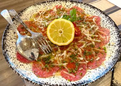 Imagen secundaria 1 - Paté de cabrito, carpaccio y pan.